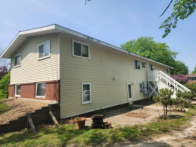 $1,100 | 255 6th Avenue Northeast, Unit 2, Hutchinson, MN 55350