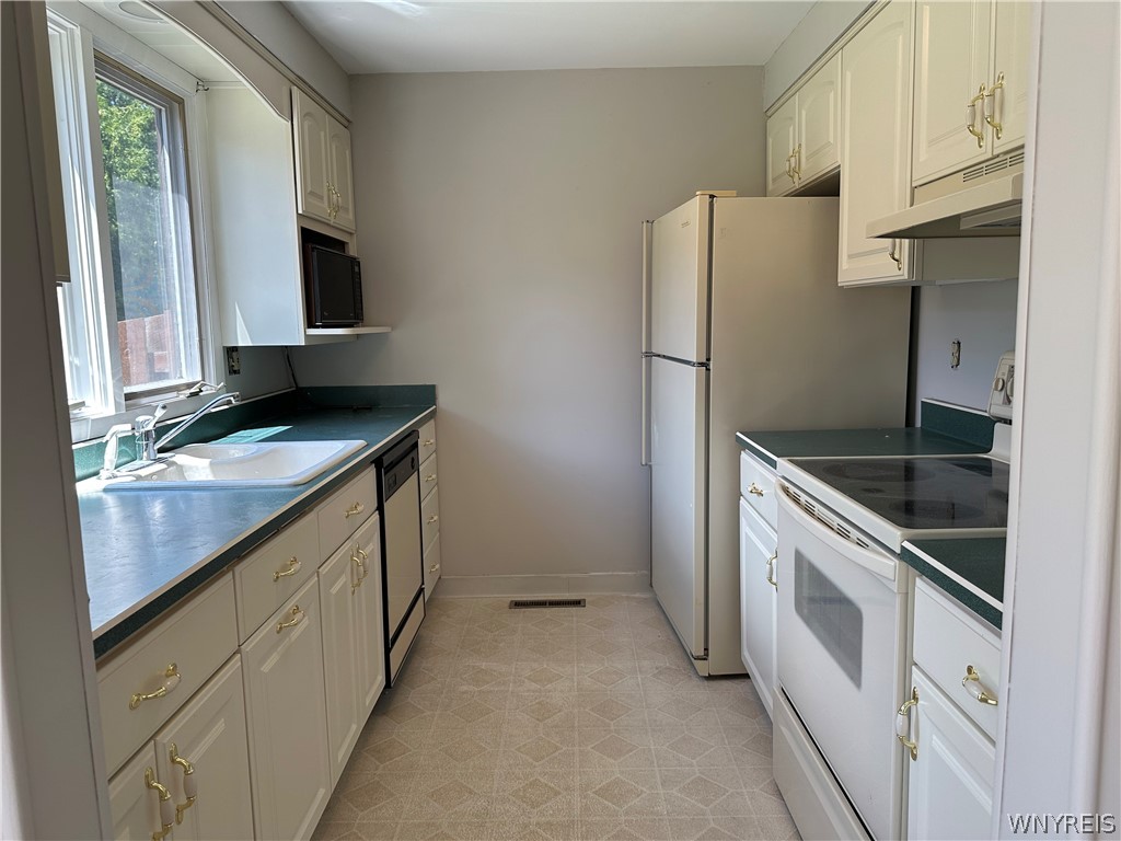 304 Charlesgate Circle Amherst, NY 14051 - Photo 7 of 26