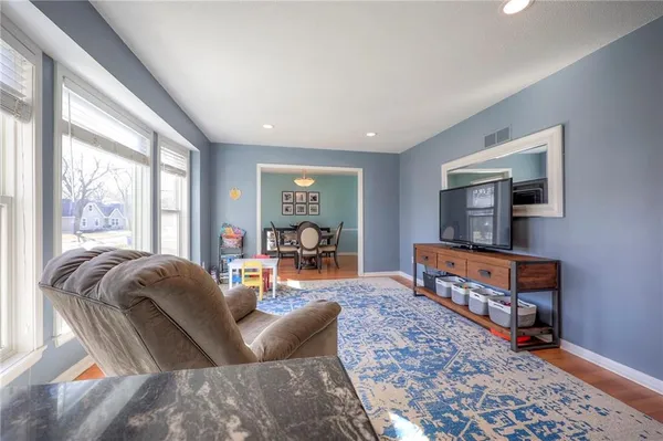 $375,000 | 7802 Westgate Drive, Lenexa, KS 66216