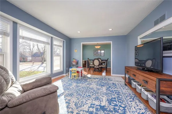 $375,000 | 7802 Westgate Drive, Lenexa, KS 66216