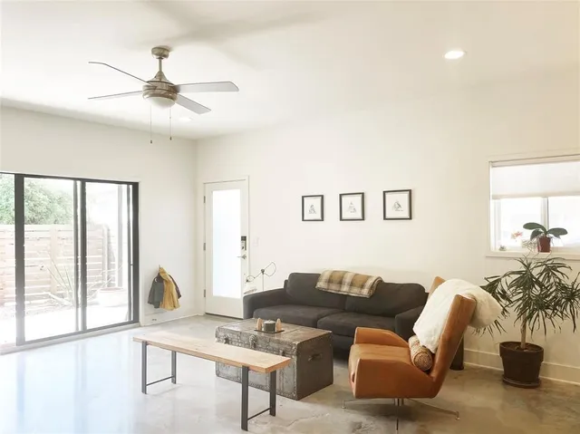 $2,495 | 2101 Montopolis Drive, Unit 9, Austin, TX 78741