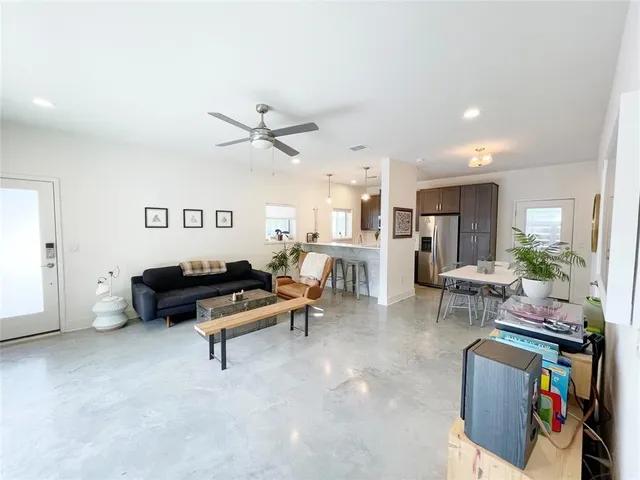 $2,495 | 2101 Montopolis Drive, Unit 9, Austin, TX 78741