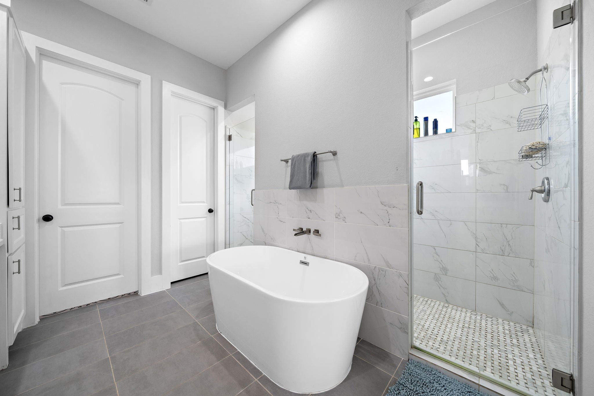 127 Cavalry Trail Drive Rosharon, TX 77583 - Photo 19 of 37 a bathroom with a bathtub and shower