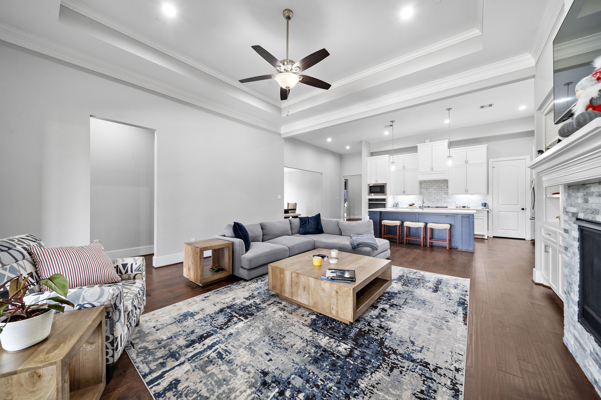127 Cavalry Trail Drive Rosharon, TX 77583 - Photo 4 of 37 a living room with furniture and kitchen view