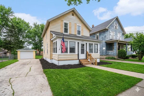 $299,900 | 819 Pearl Street, Aurora, IL 60505
