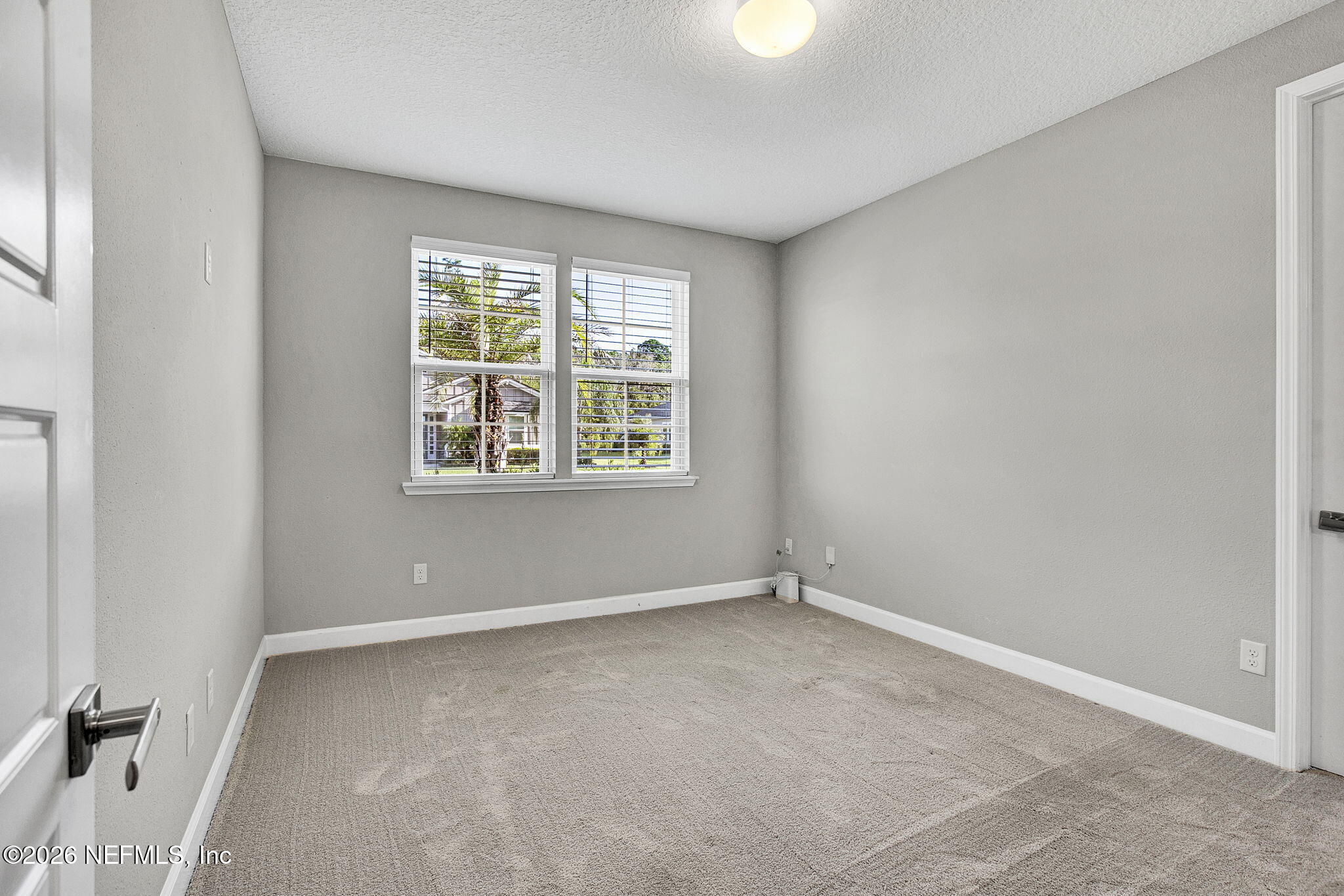 85401 Fall River Parkway Fernandina Beach, FL 32034 - Photo 22 of 38 an empty room with a window