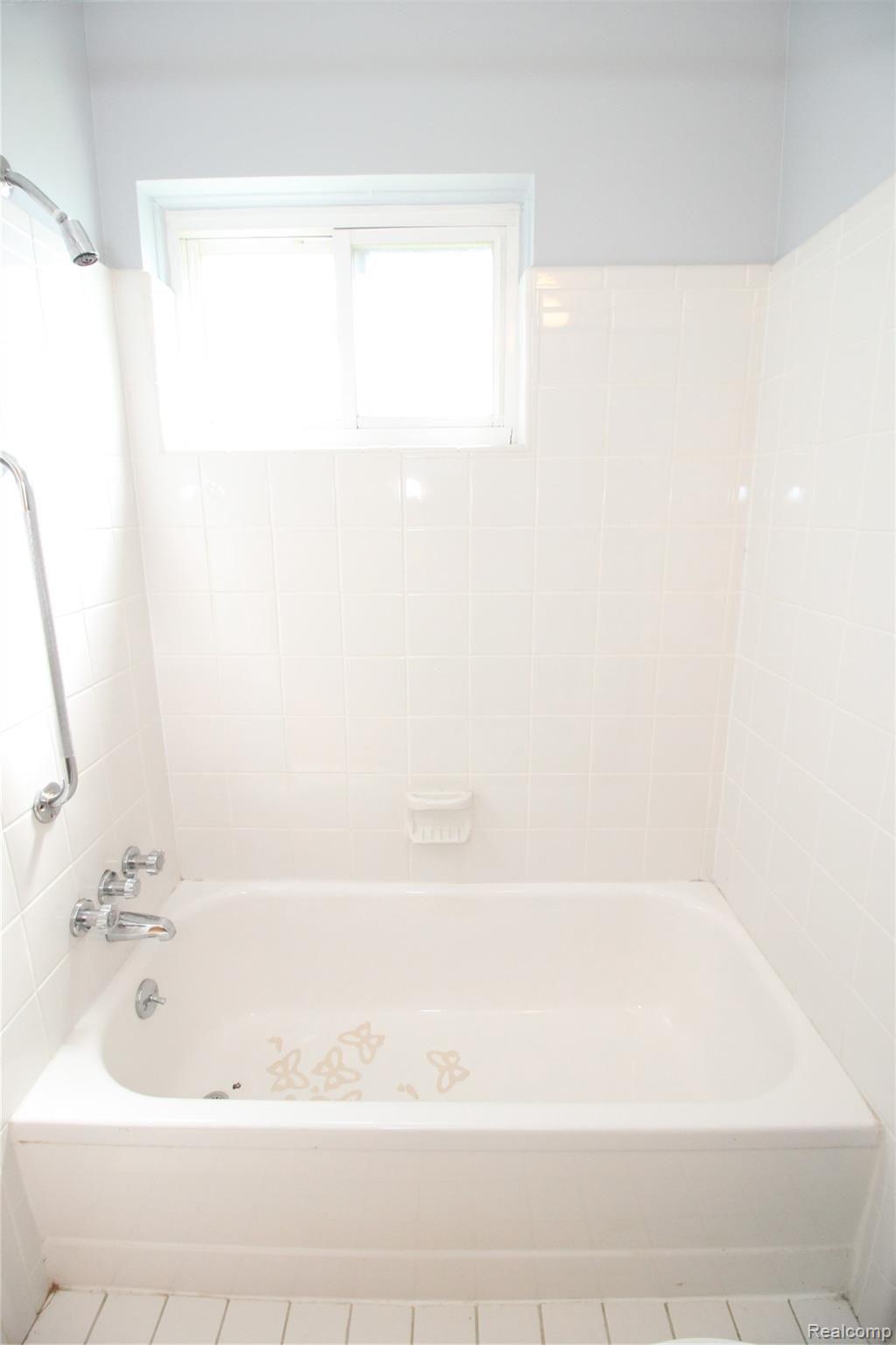 18030 Martin Road Roseville, MI 48066 - Photo 11 of 23 IMG_4018.JPG