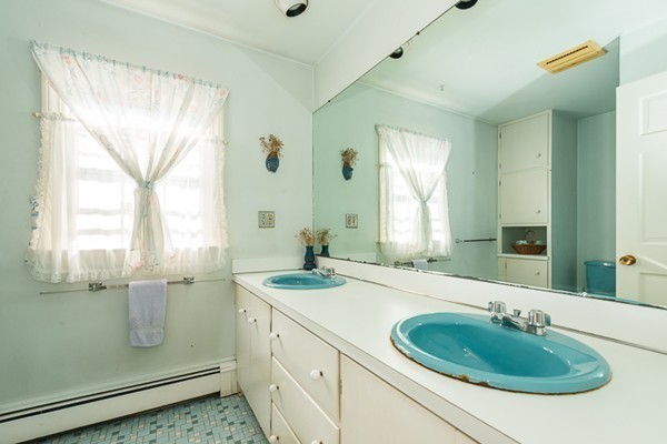 39 Farmcrest Avenue Lexington, MA 02421 - Photo 20 of 26 a bathroom with a sink and a mirror