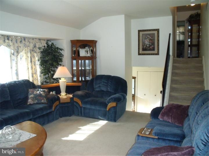 808 Richard Road Cherry Hill, NJ 08034 - Photo 5 of 20 Living Room