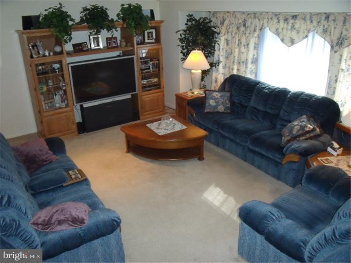 808 Richard Road Cherry Hill, NJ 08034 - Photo 6 of 20 Living Room