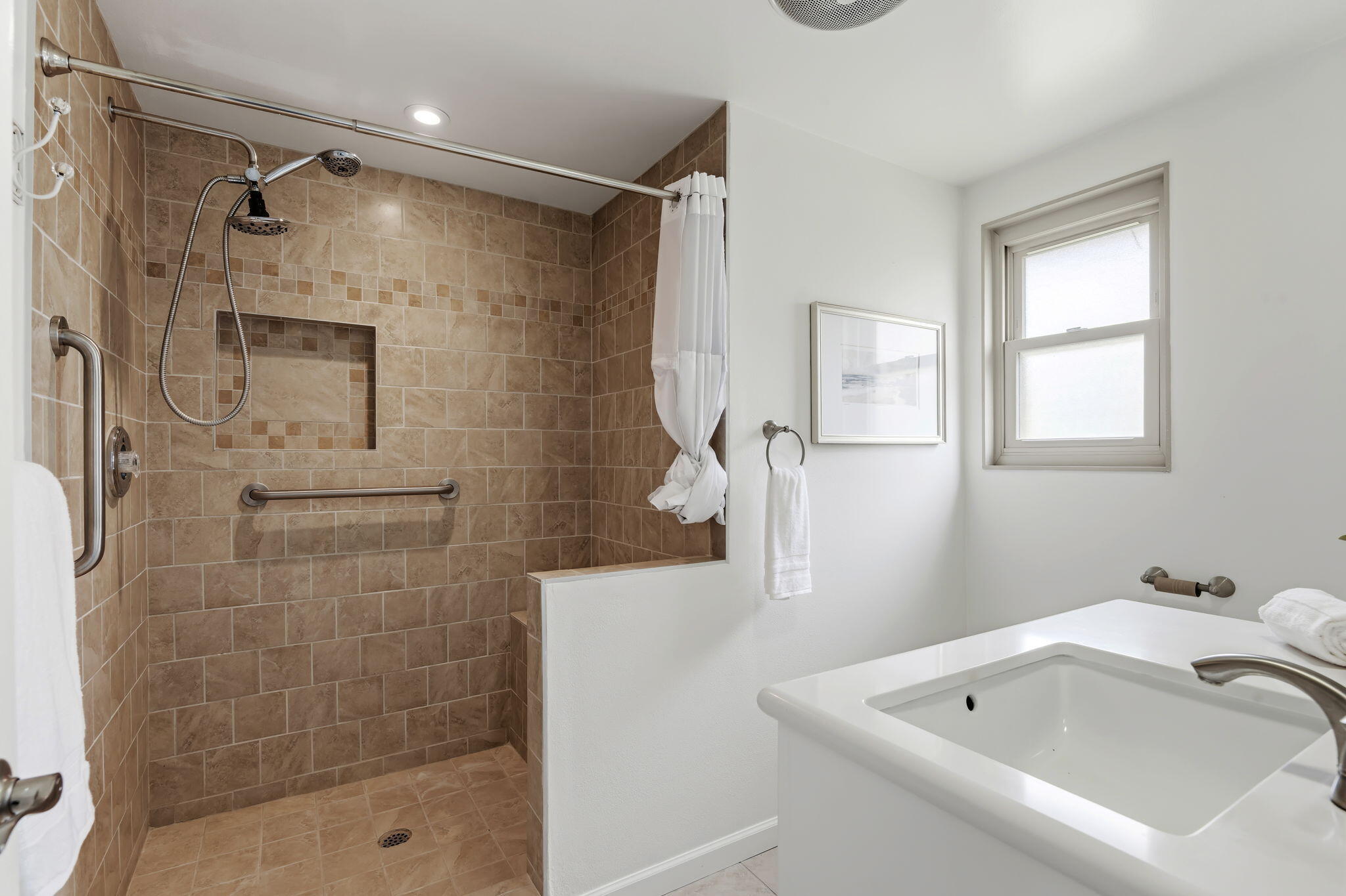 5950 Encina Road, Unit 2 Goleta, CA 93117 - Photo 20 of 37 20-Prmary Bathroom