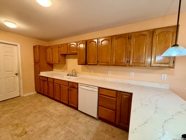 $675,000 | 1550 County Road 300, Jourdanton, TX 78026