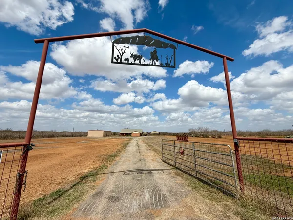 $675,000 | 1550 County Road 300, Jourdanton, TX 78026