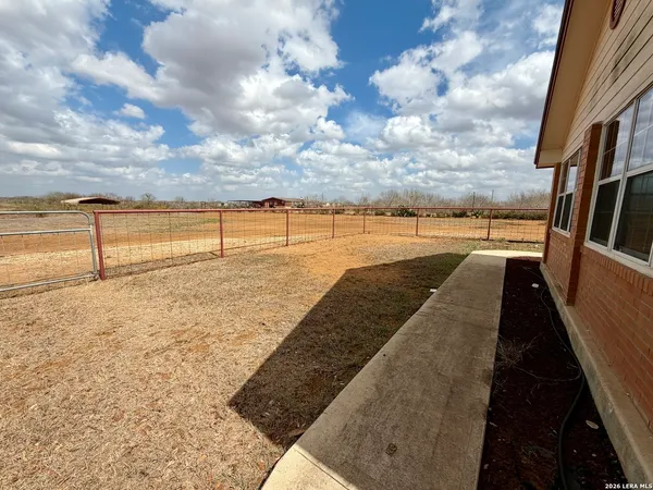 $675,000 | 1550 County Road 300, Jourdanton, TX 78026