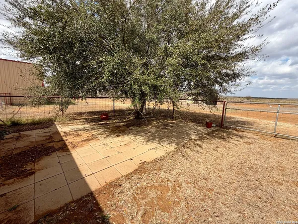 $675,000 | 1550 County Road 300, Jourdanton, TX 78026