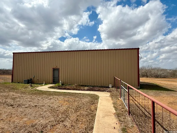 $675,000 | 1550 County Road 300, Jourdanton, TX 78026