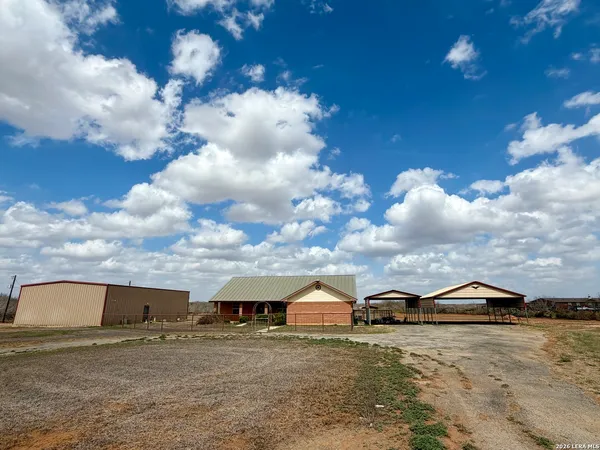 $675,000 | 1550 County Road 300, Jourdanton, TX 78026