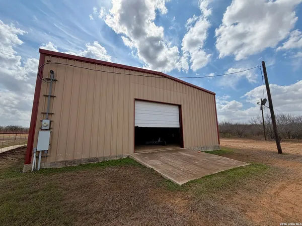 $675,000 | 1550 County Road 300, Jourdanton, TX 78026