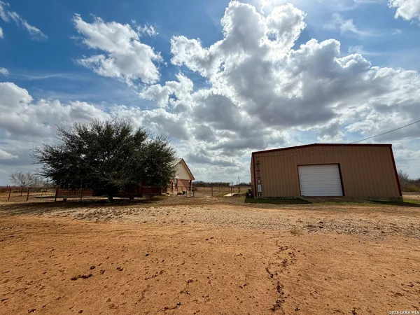 $675,000 | 1550 County Road 300, Jourdanton, TX 78026