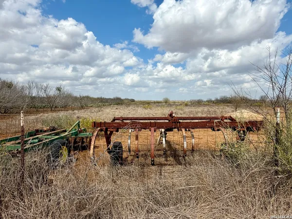 $675,000 | 1550 County Road 300, Jourdanton, TX 78026