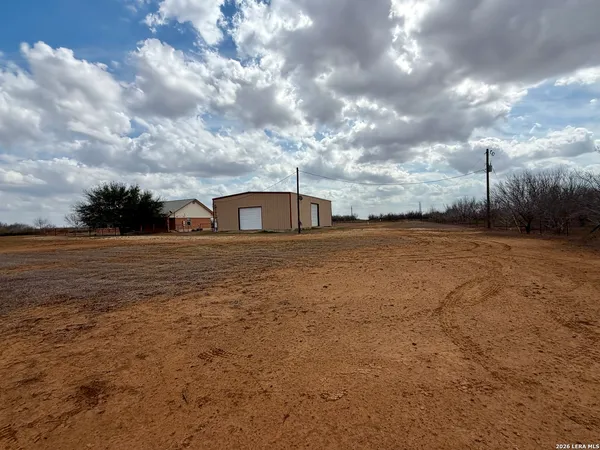$675,000 | 1550 County Road 300, Jourdanton, TX 78026