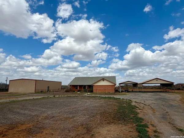 $675,000 | 1550 County Road 300, Jourdanton, TX 78026