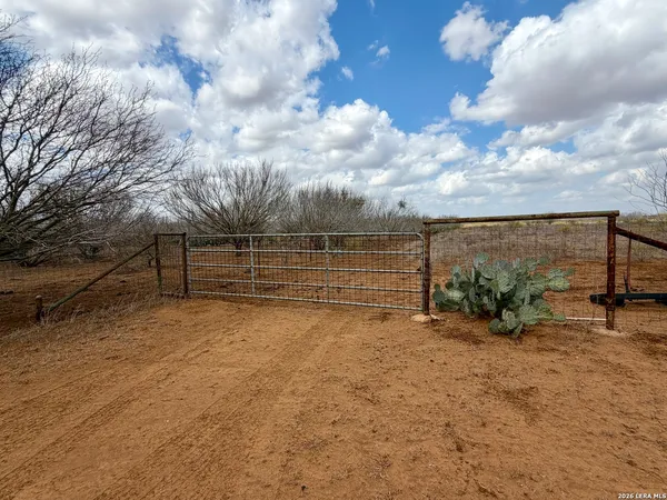 $675,000 | 1550 County Road 300, Jourdanton, TX 78026