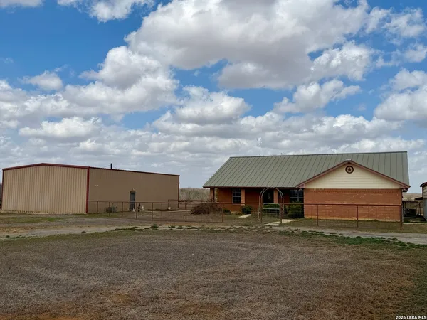 $675,000 | 1550 County Road 300, Jourdanton, TX 78026