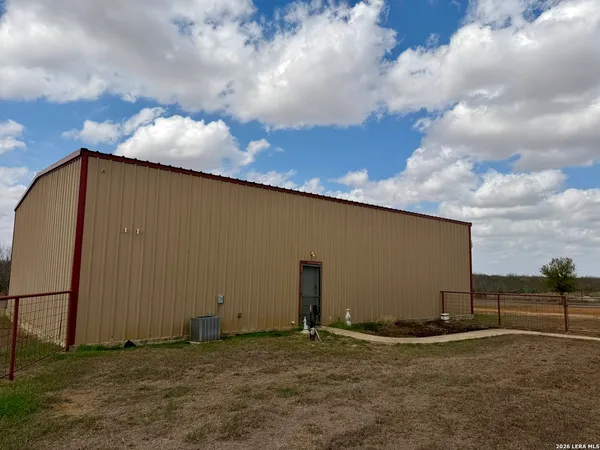 $675,000 | 1550 County Road 300, Jourdanton, TX 78026