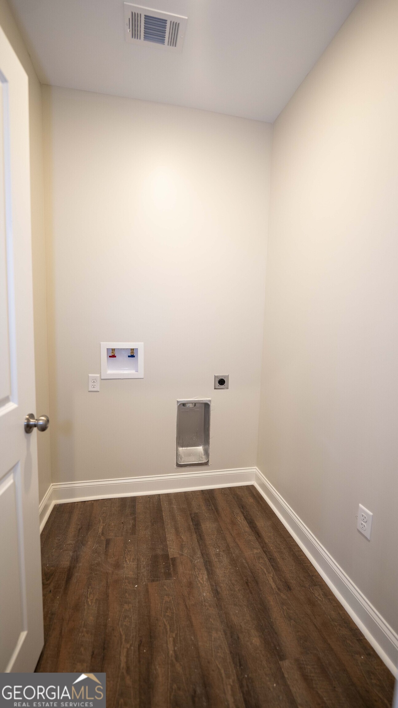 288 Frank Cook Road Cochran, GA 31014 - Photo 18 of 40 a view of a room with wooden floor