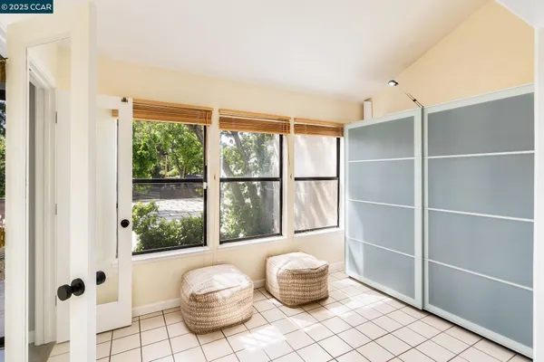 a en suite bathroom with a double vanity sink and mirror