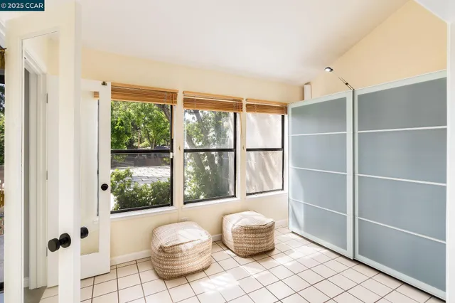 a en suite bathroom with a double vanity sink and mirror