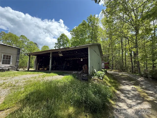 a view of a back yard