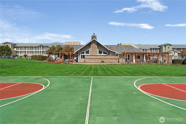 a view of outdoor space basket ball court