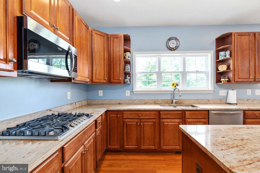 21 Gallery Road Stafford, VA 22554 - Photo 16 of 60 Gas cooktop and built-in microwave