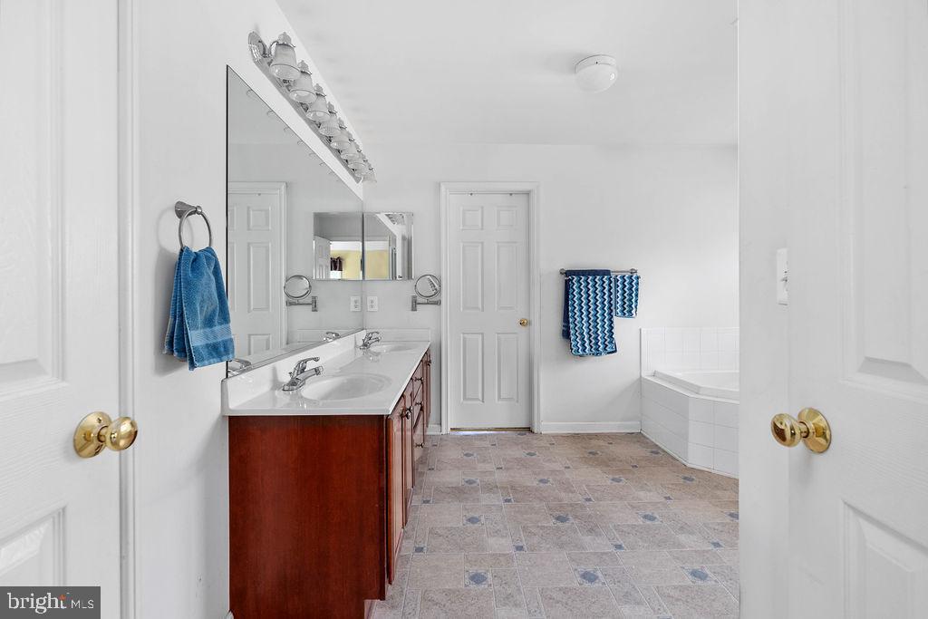 21 Gallery Road Stafford, VA 22554 - Photo 31 of 60 Owner's bathroom