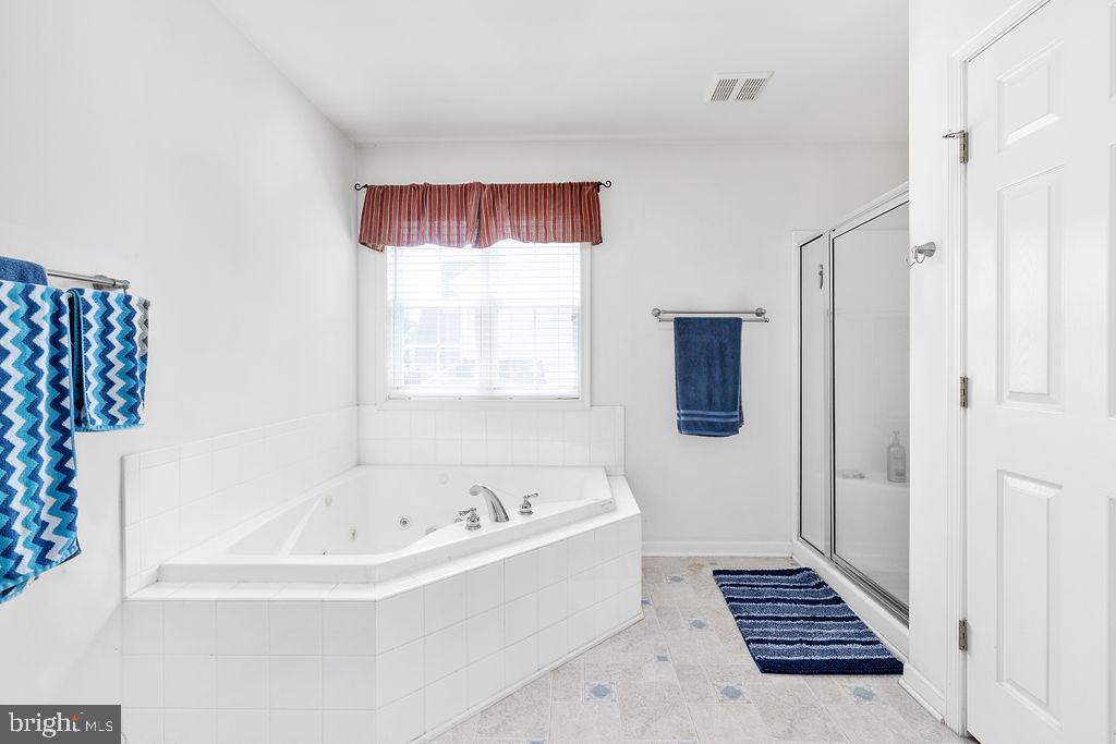 21 Gallery Road Stafford, VA 22554 - Photo 32 of 60 Owner's bathroom with soaking tub