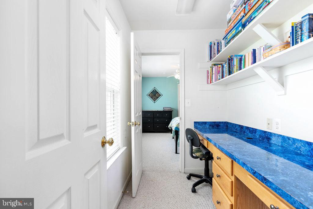 21 Gallery Road Stafford, VA 22554 - Photo 38 of 60 Desk area between bedrooms 2 and 3