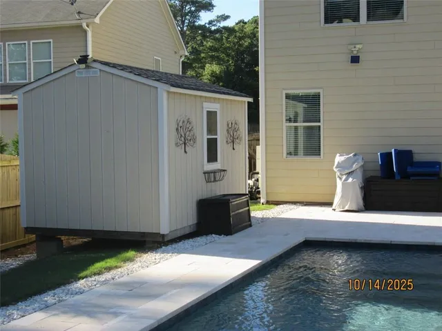 a view of a back yard