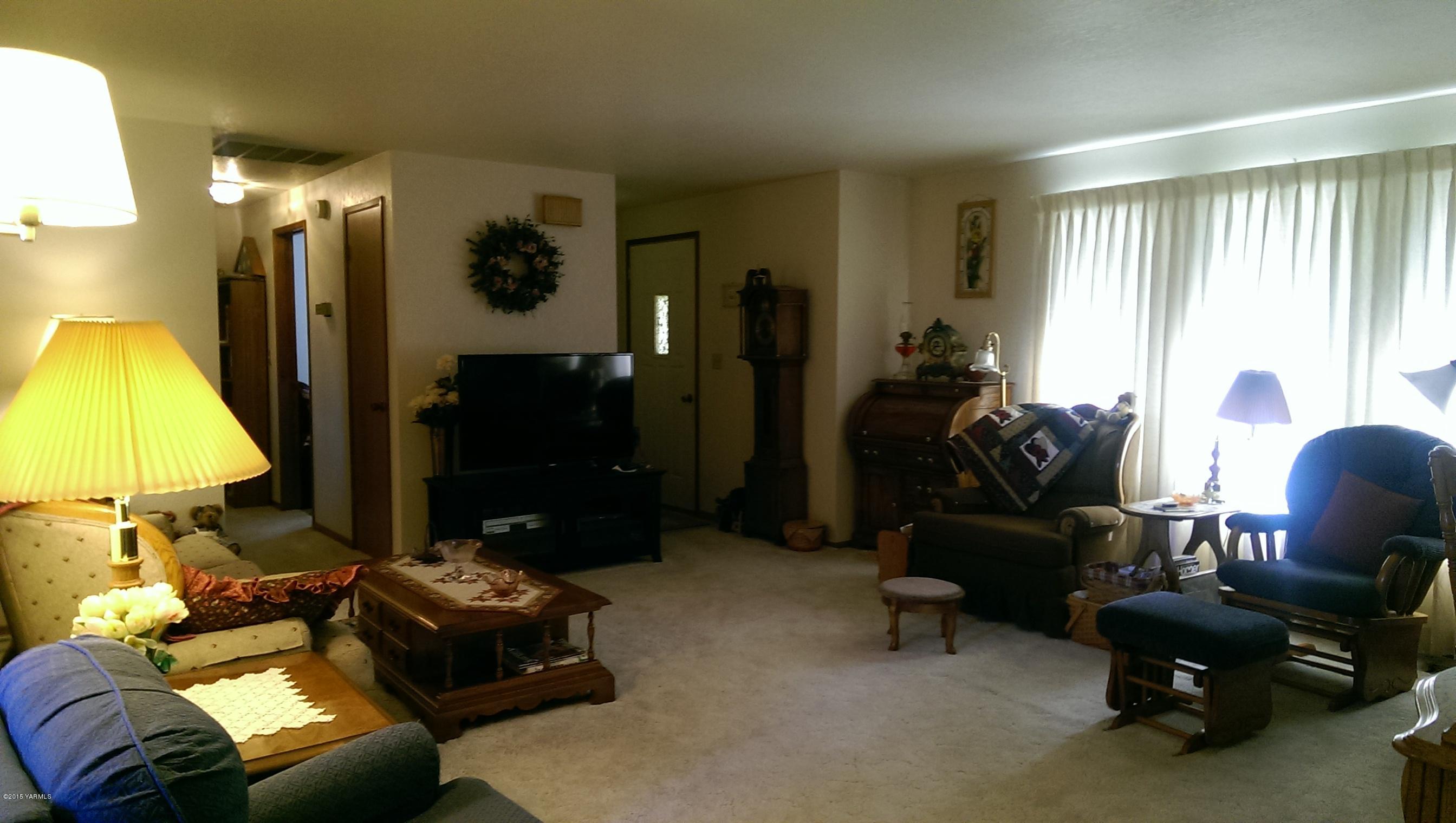 120 Funkhouser Road Tieton, WA 98947 - Photo 11 of 19 a living room with furniture and a lamp
