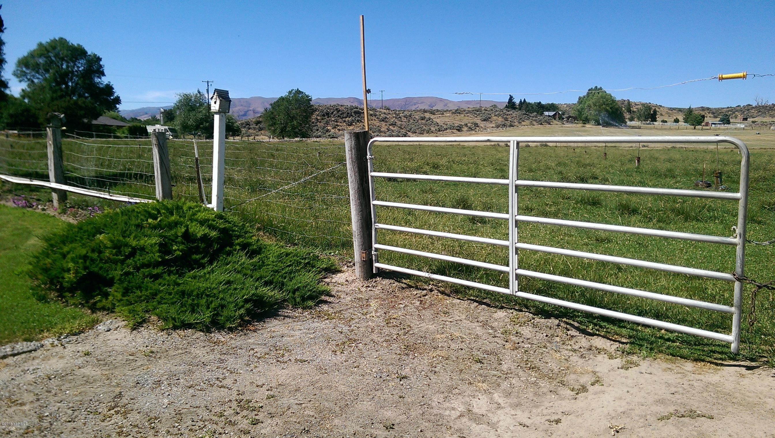 120 Funkhouser Road Tieton, WA 98947 - Photo 12 of 19 a view of a wooden fence with a yard