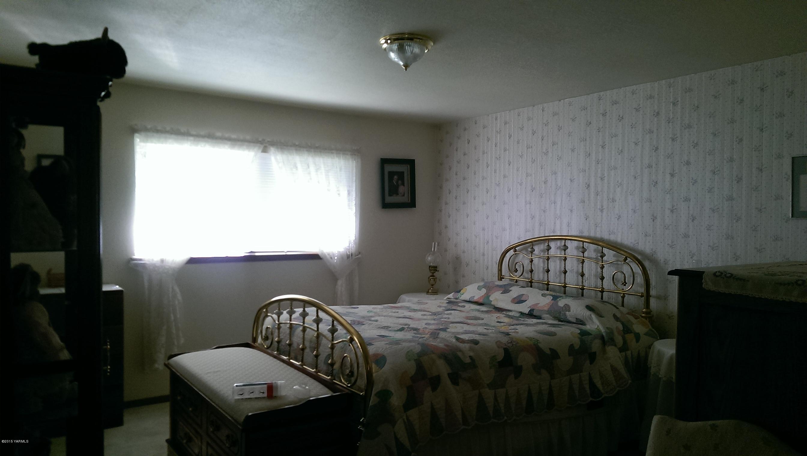 120 Funkhouser Road Tieton, WA 98947 - Photo 14 of 19 a bedroom with a bed and a window