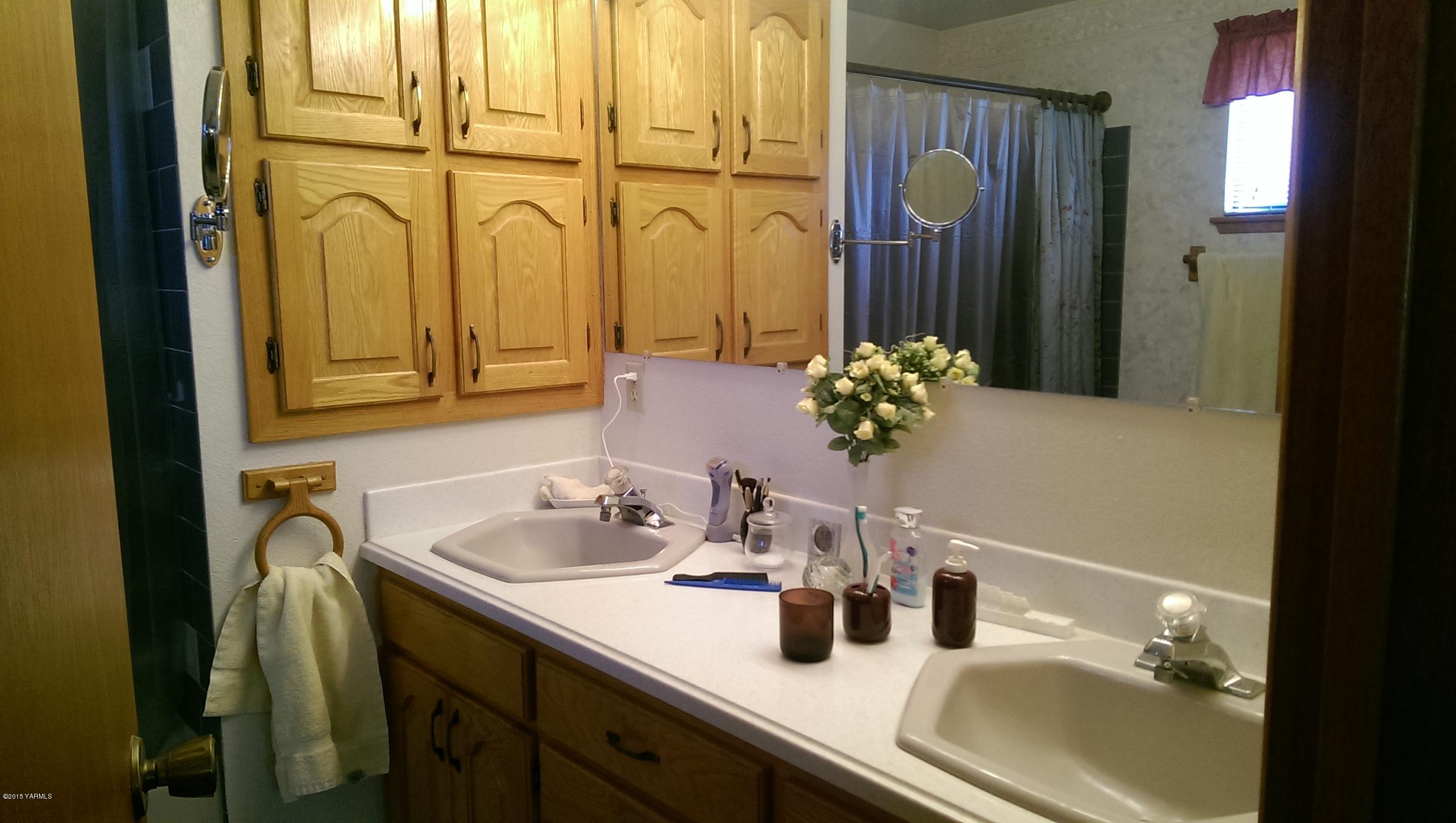 120 Funkhouser Road Tieton, WA 98947 - Photo 15 of 19 a bathroom with a sink a mirror and a shower