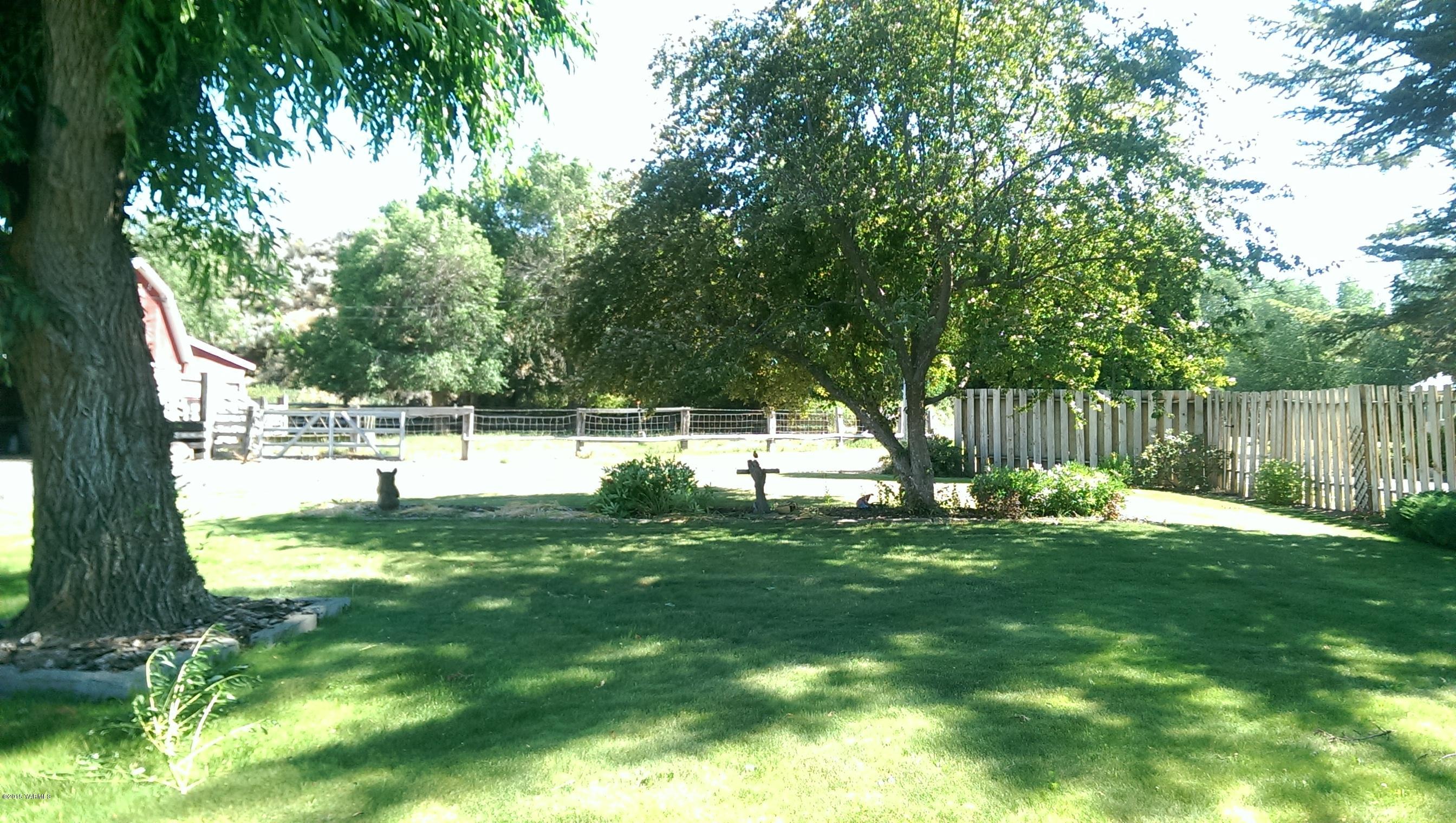 120 Funkhouser Road Tieton, WA 98947 - Photo 4 of 19 a view of a park with a tree