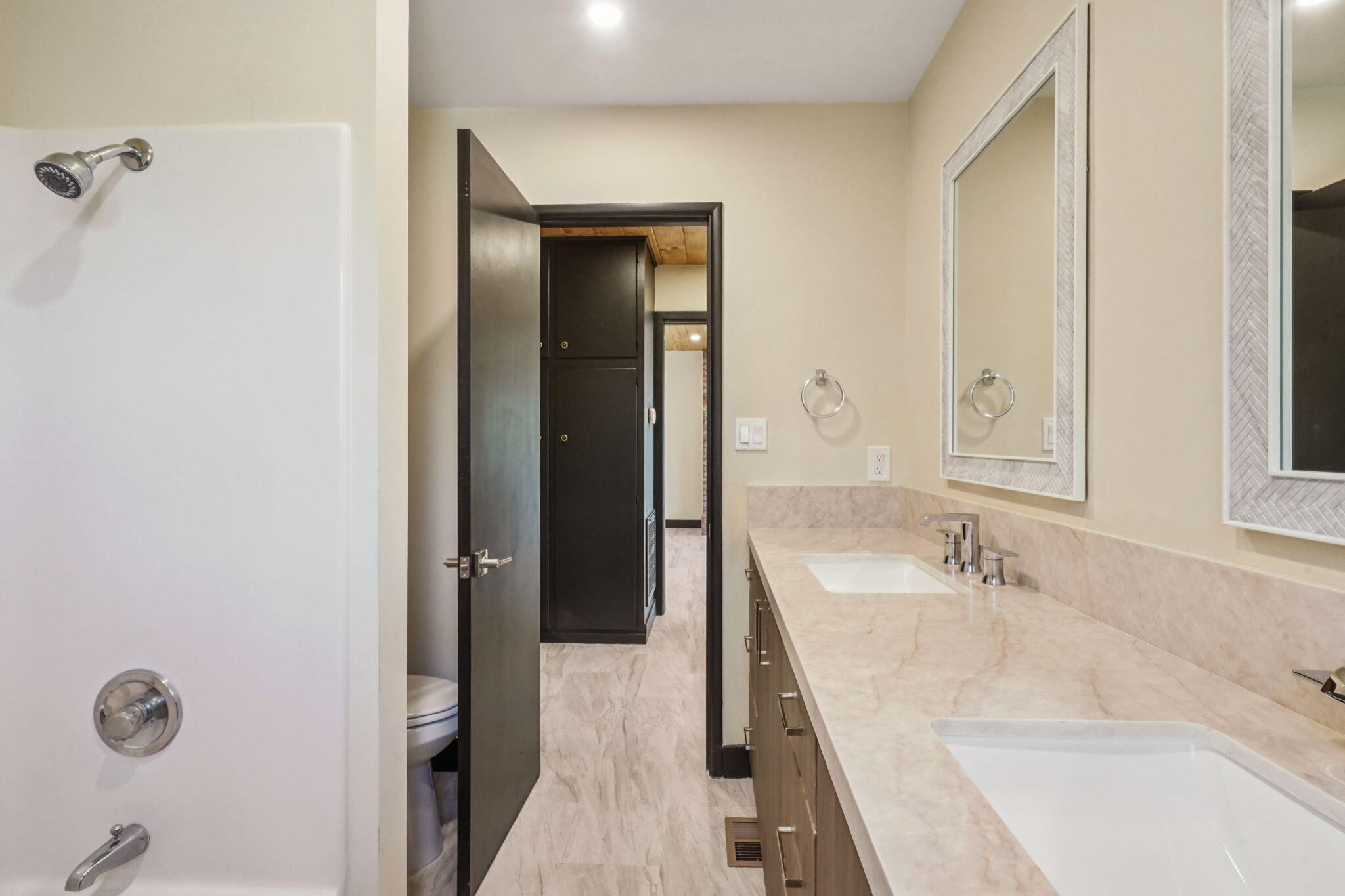 54091 North Ridge Drive Idyllwild, CA 92549 - Photo 21 of 58 a spacious bathroom with a tub sink and mirror