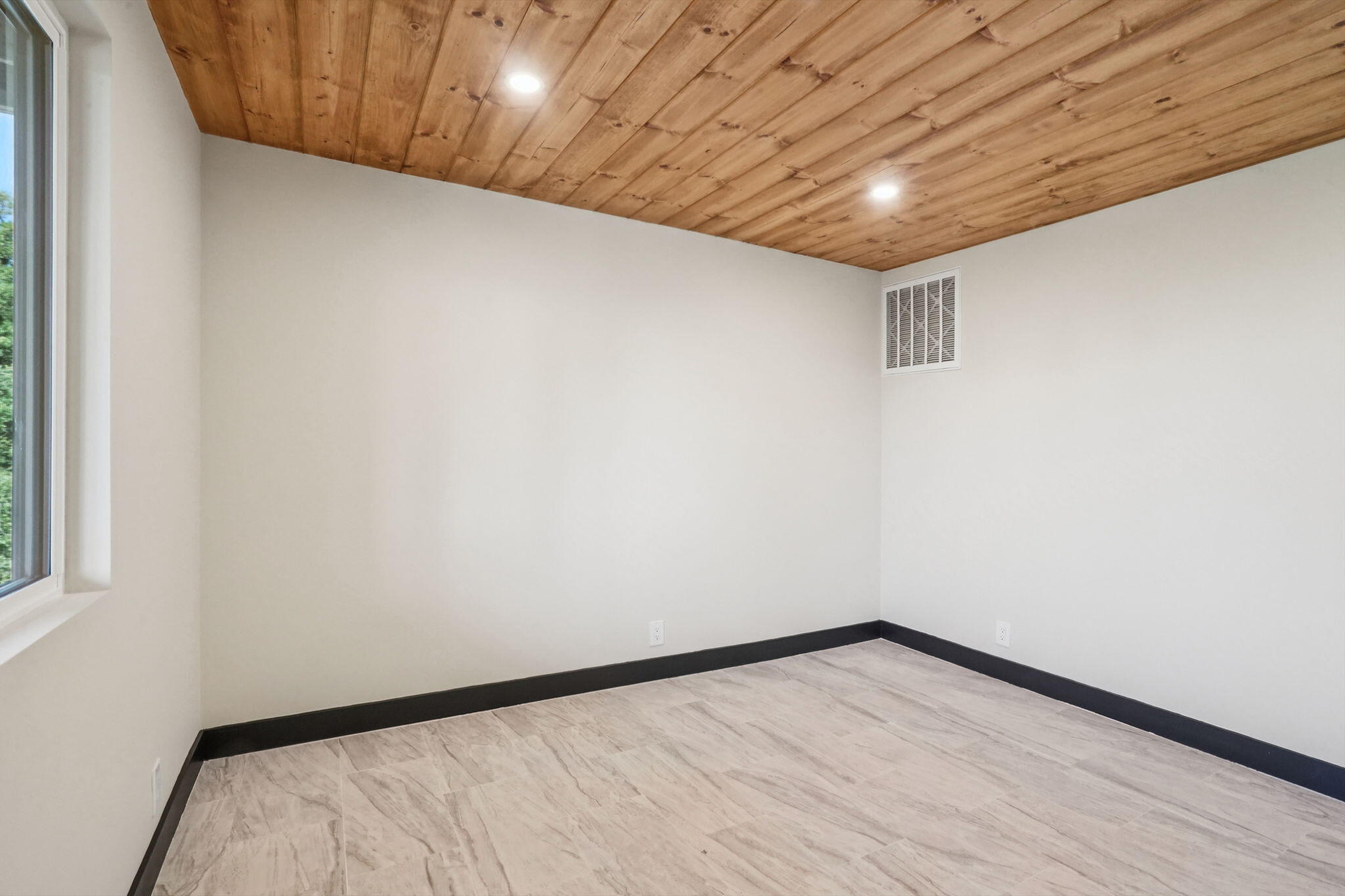 54091 North Ridge Drive Idyllwild, CA 92549 - Photo 25 of 58 a view of empty room with wooden floor