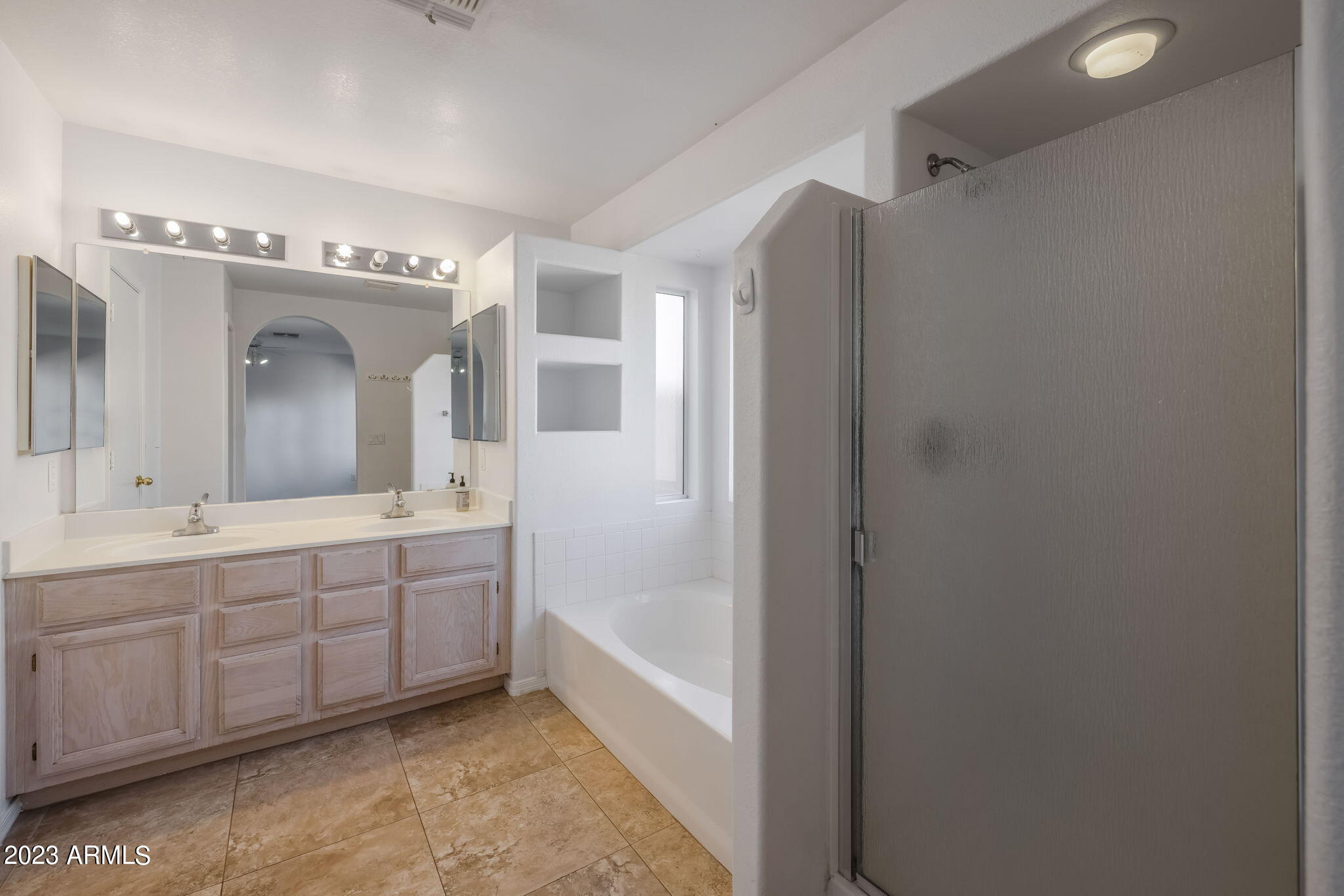 910 West Silver Creek Road Gilbert, AZ 85233 - Photo 12 of 23 Owner's Bath 2