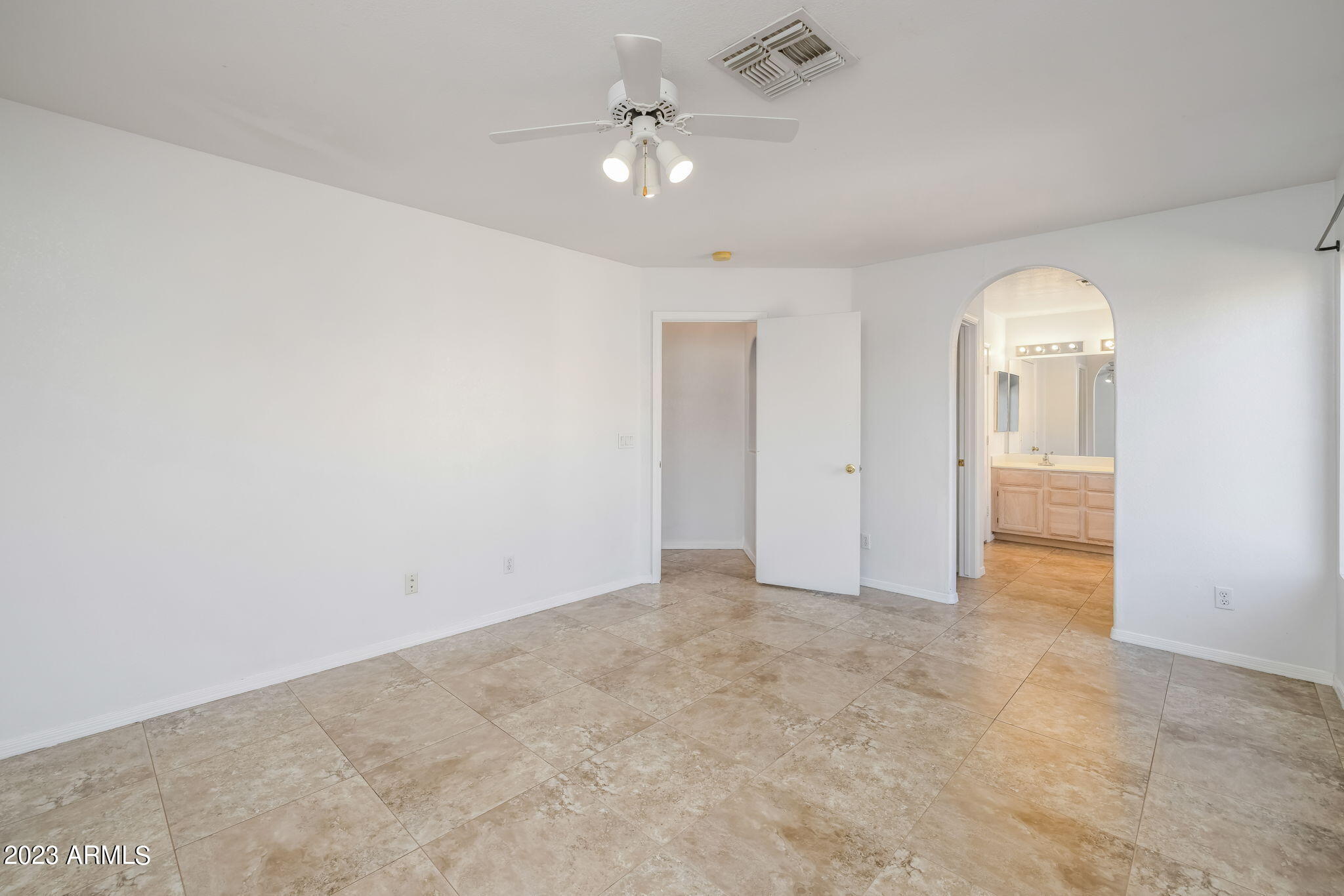 910 West Silver Creek Road Gilbert, AZ 85233 - Photo 3 of 23 Owner's Suite