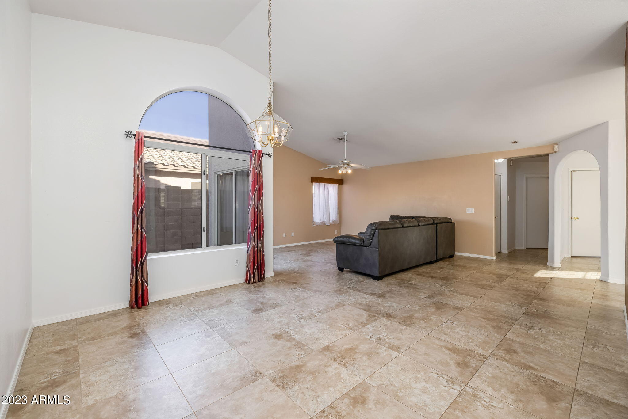 910 West Silver Creek Road Gilbert, AZ 85233 - Photo 5 of 23 Living Room