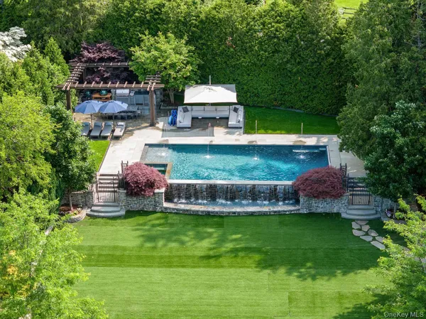 a view of a backyard